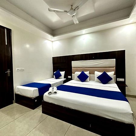 Hotel Sky Plaza New Delhi Exterior photo