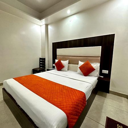Hotel Sky Plaza New Delhi Exterior photo