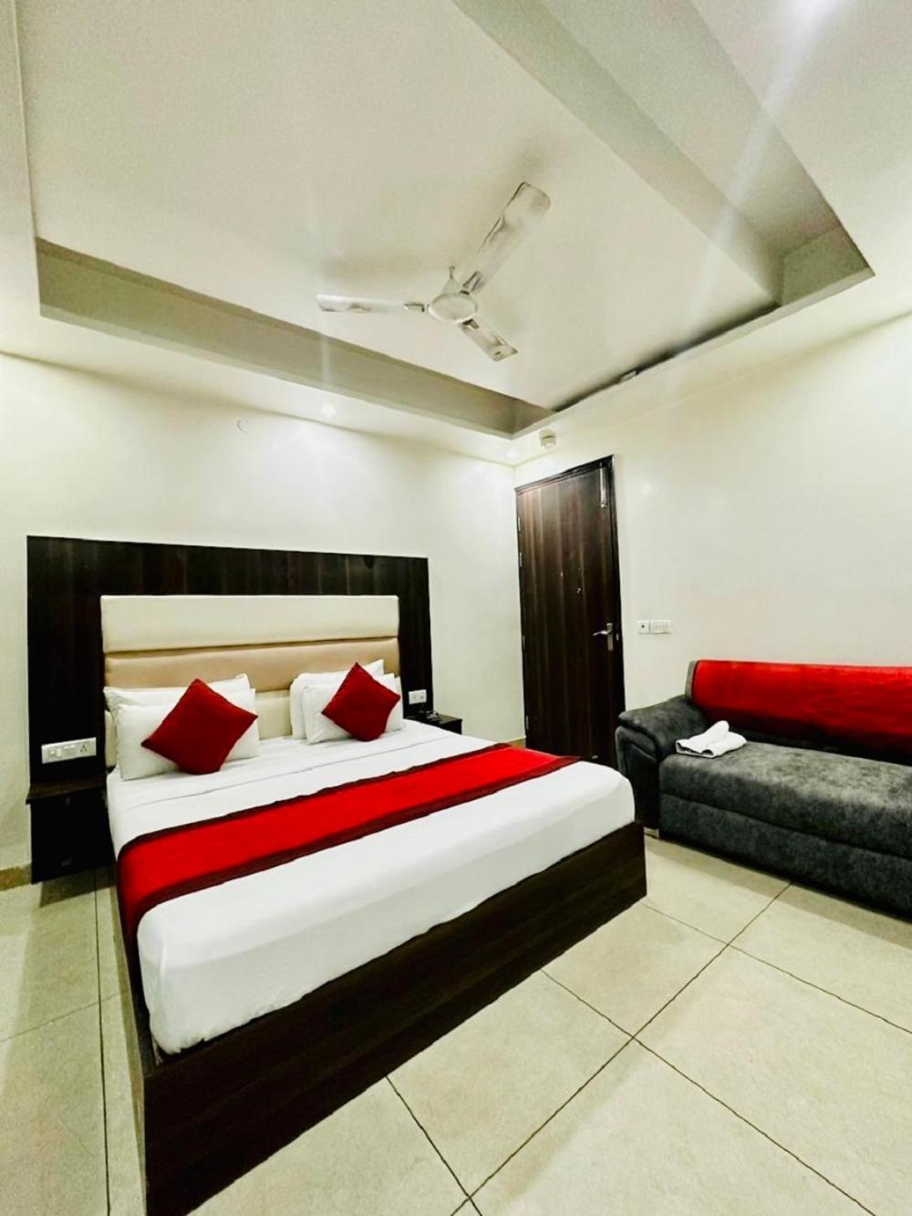 Hotel Sky Plaza New Delhi Exterior photo