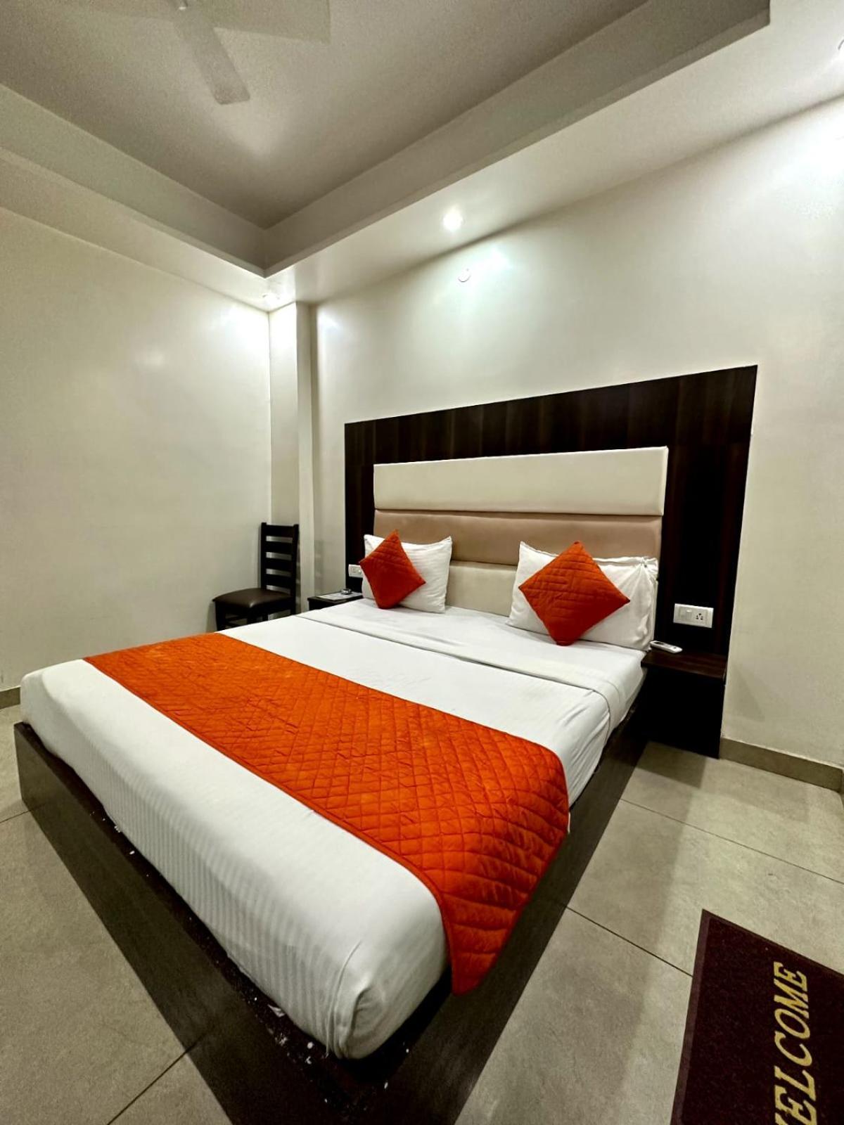 Hotel Sky Plaza New Delhi Exterior photo