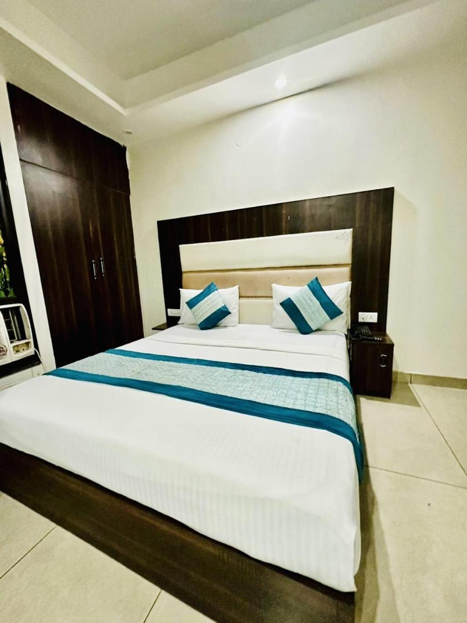Hotel Sky Plaza New Delhi Exterior photo