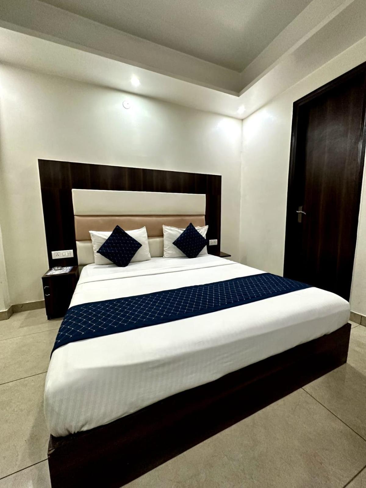 Hotel Sky Plaza New Delhi Exterior photo
