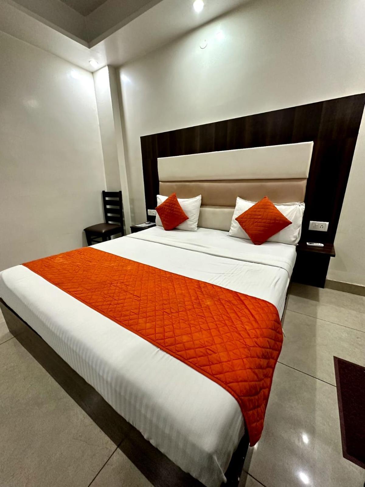 Hotel Sky Plaza New Delhi Exterior photo
