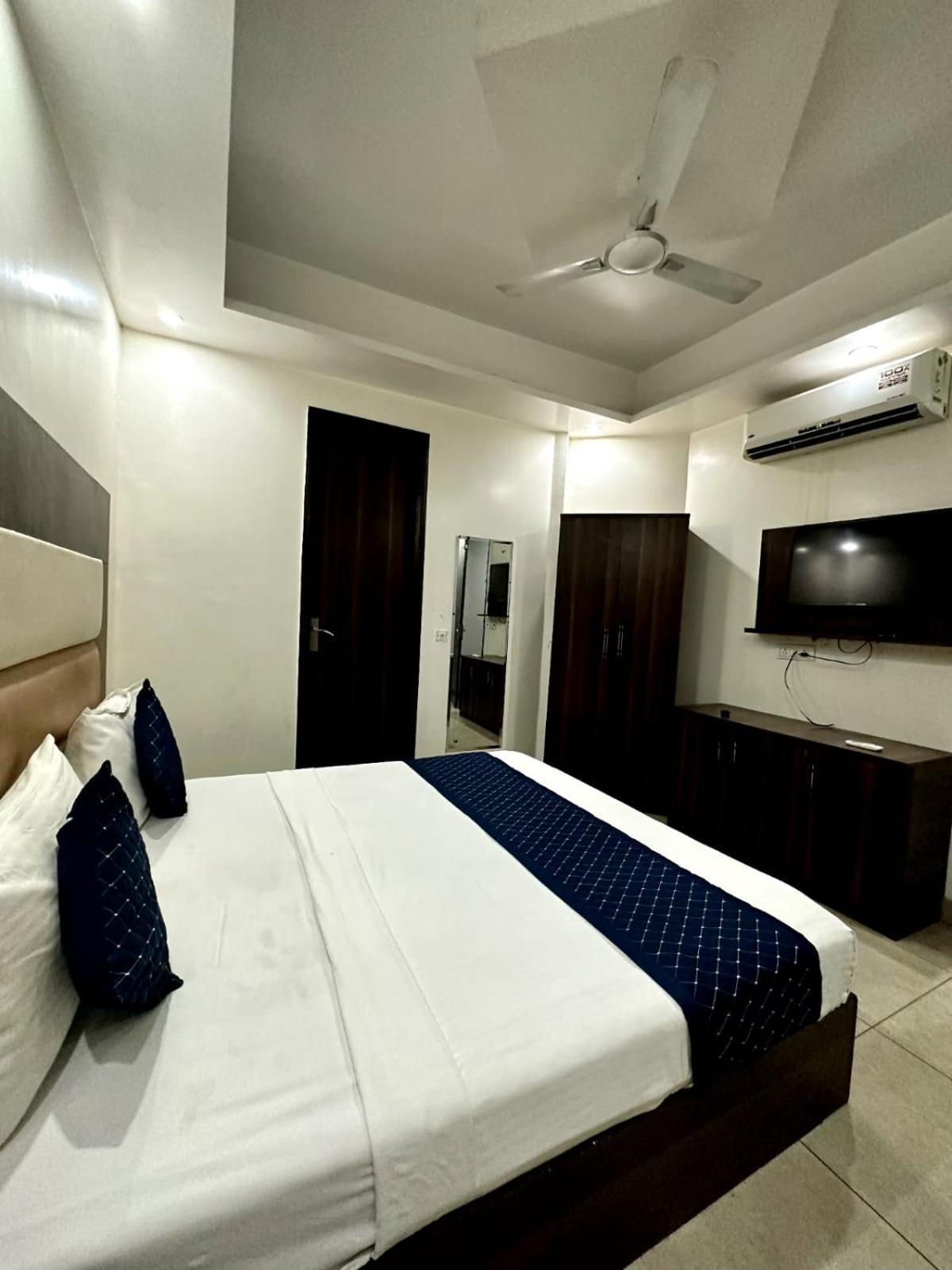 Hotel Sky Plaza New Delhi Exterior photo