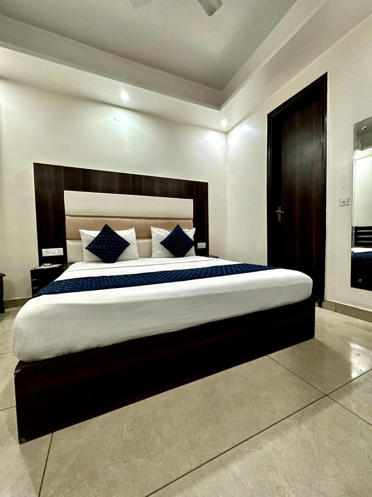 Hotel Sky Plaza New Delhi Exterior photo