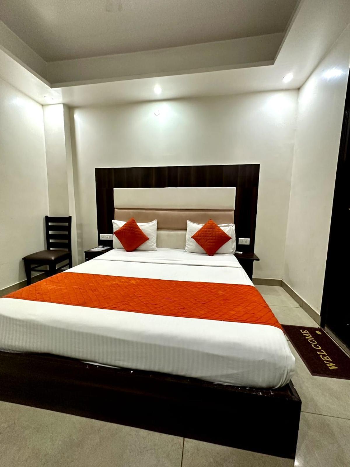 Hotel Sky Plaza New Delhi Exterior photo