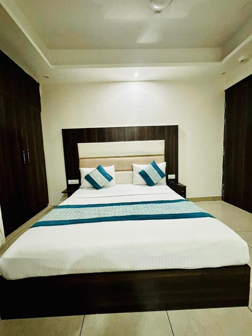 Hotel Sky Plaza New Delhi Exterior photo
