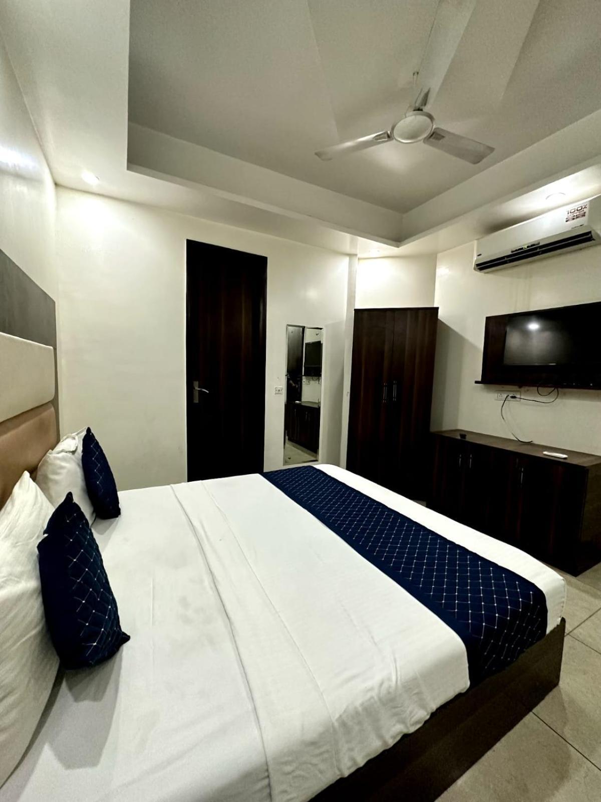 Hotel Sky Plaza New Delhi Exterior photo