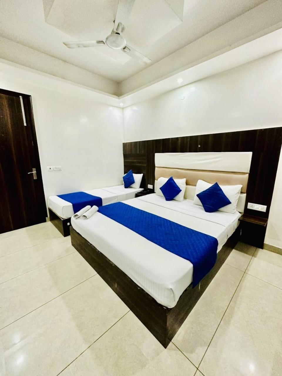 Hotel Sky Plaza New Delhi Exterior photo