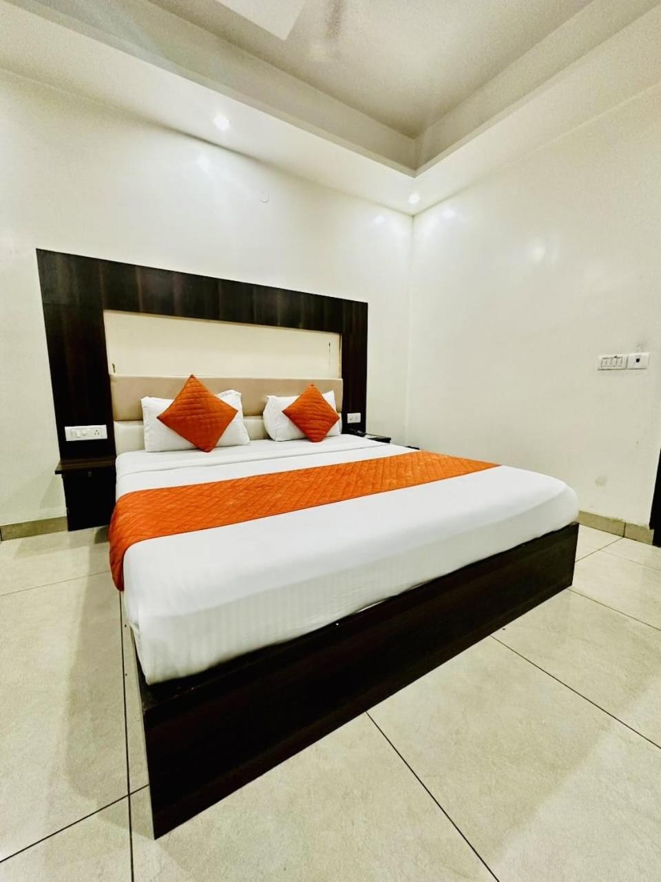 Hotel Sky Plaza New Delhi Exterior photo