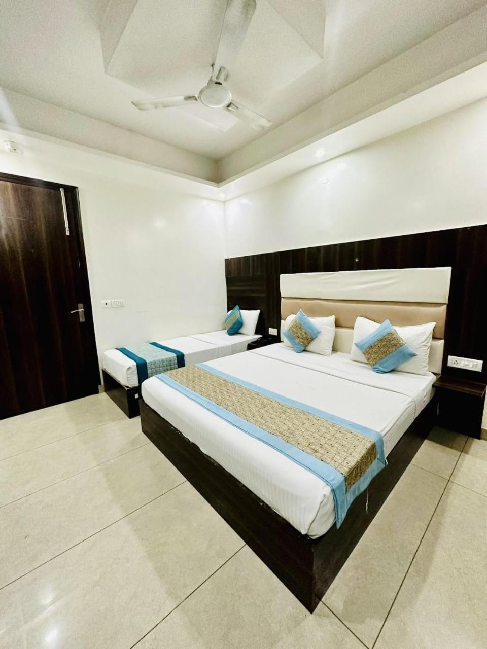 Hotel Sky Plaza New Delhi Exterior photo