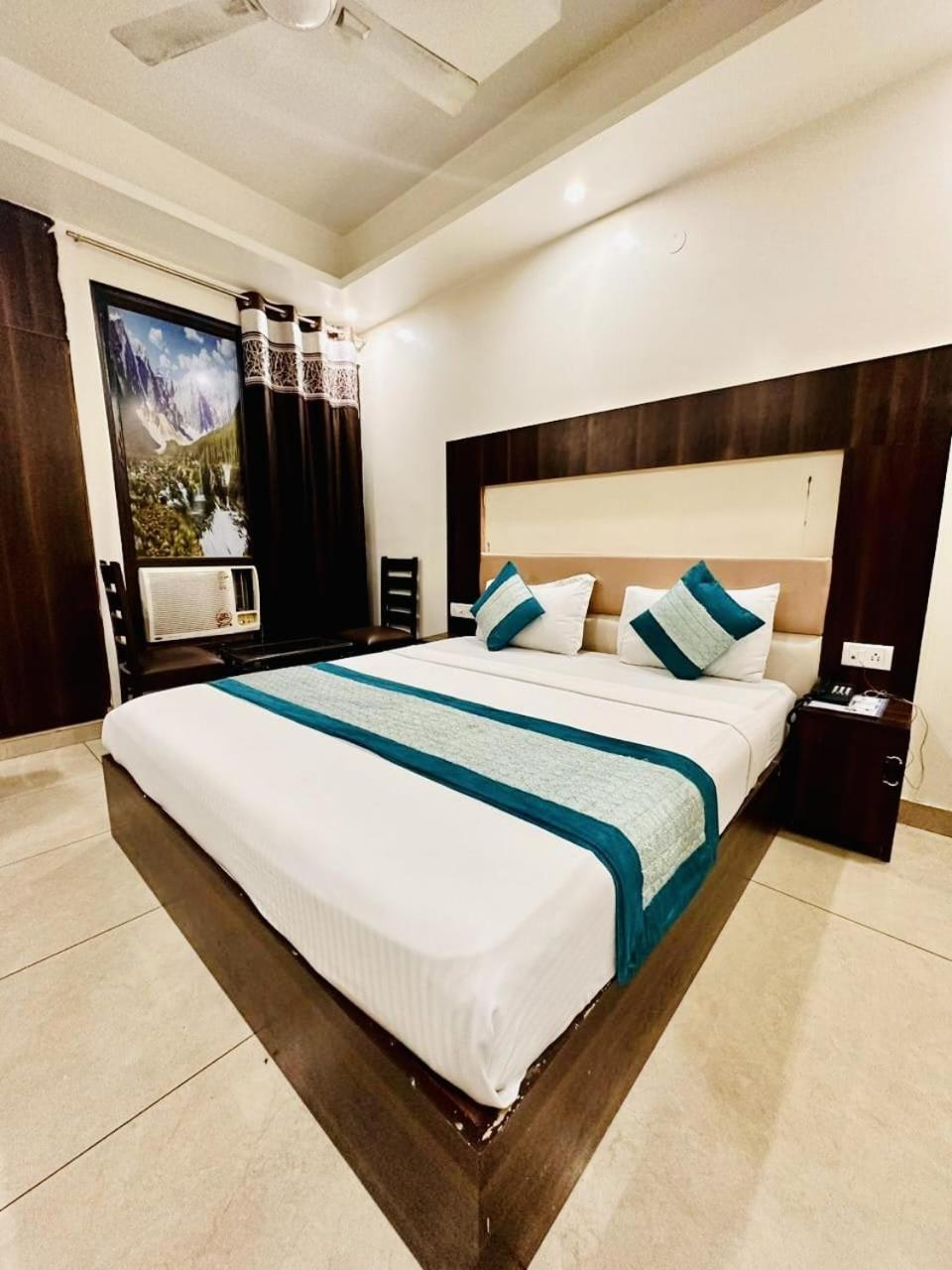 Hotel Sky Plaza New Delhi Exterior photo