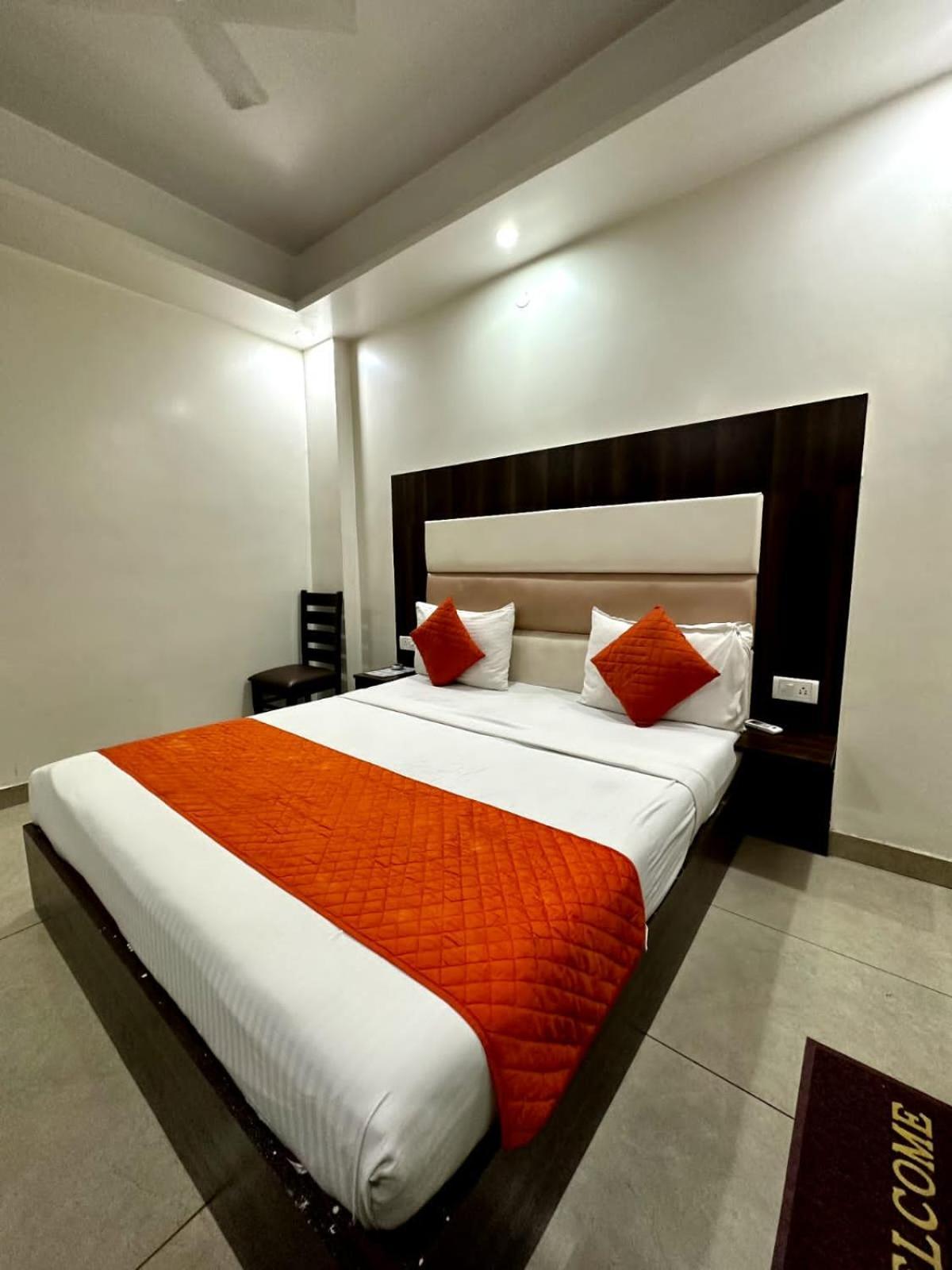 Hotel Sky Plaza New Delhi Exterior photo